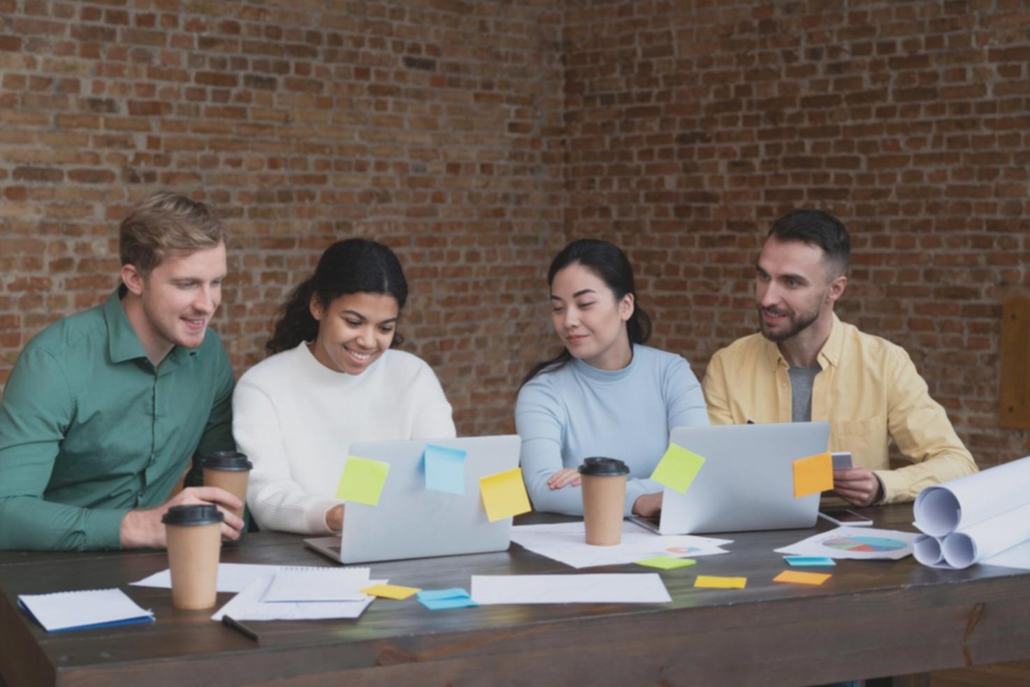 Arbeitsplatz mit Finanzunterlagen und Computer